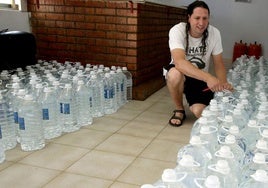 El alcalde de Cabañas de Polendos, Javier Gómez, con las garrafas y botellas de agua para abastecer a la población de Mata de Quintanar.