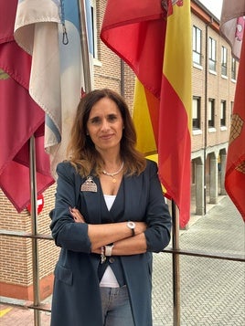 La alcaldesa de Santovenia, María Antonia López Sáenz de Santamaría, en el balcón consistorial