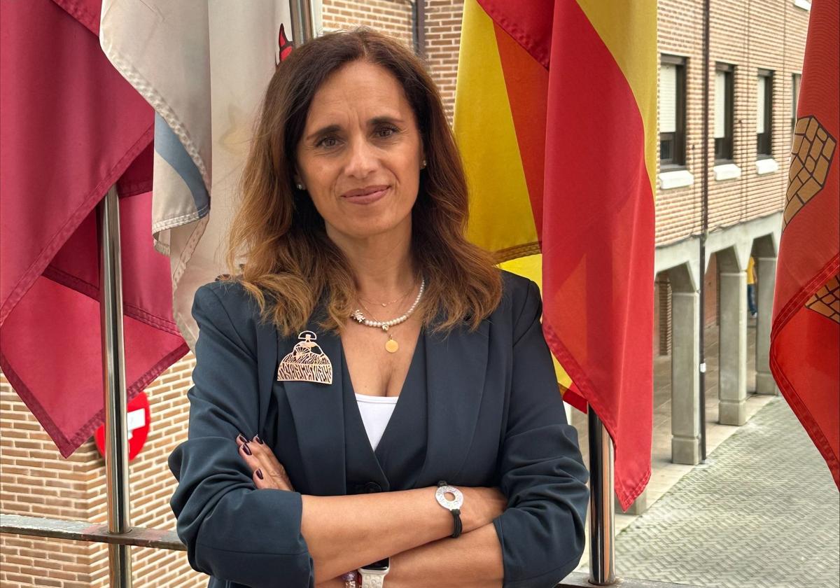 La alcaldesa de Santovenia, María Antonia López Sáenz de Santamaría, en el balcón consistorial