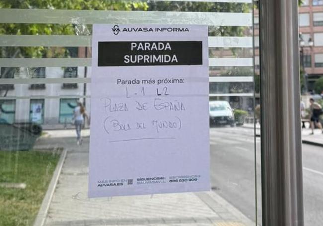 Folio colocado en la parada de la plaza de la Universidad para anunciar su traslado temporal a la plaza de España.