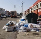 Basura acumulada, este miércoles junto a un contenedor en la calle Andalucía del polígono.