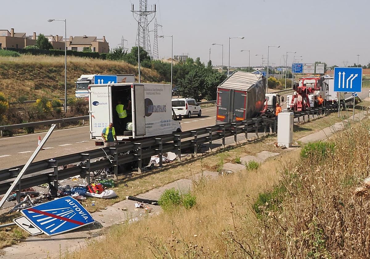 Retirada del camión accidentado, este miércoles por la mañana.