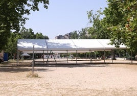 Preparativos para la celebración de la noche de San Juan en la playa de Las Moreras.