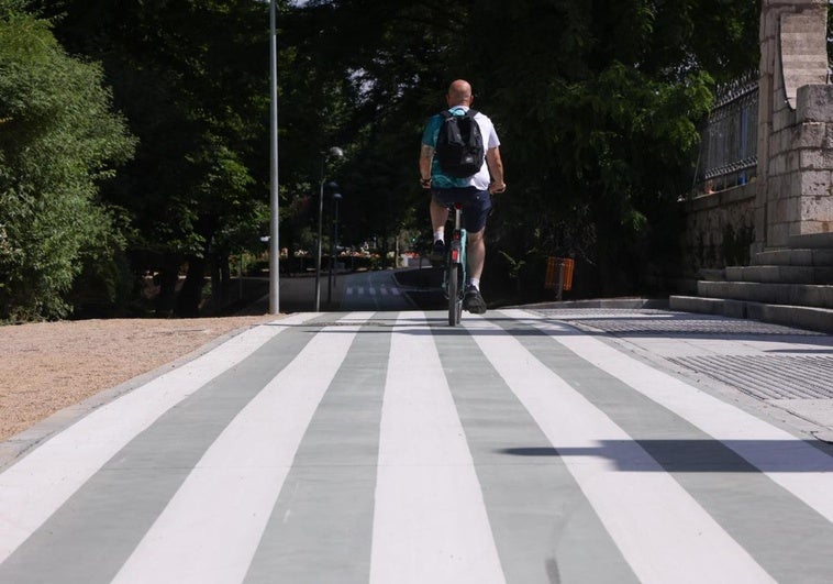 El paso de cebra más largo del carril bici, que suma casi veinte metros de longitud.
