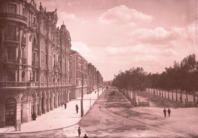 Vista de la Acera de Recoletos con la Casa Mantilla a la izquierda y líneas de tranvía.