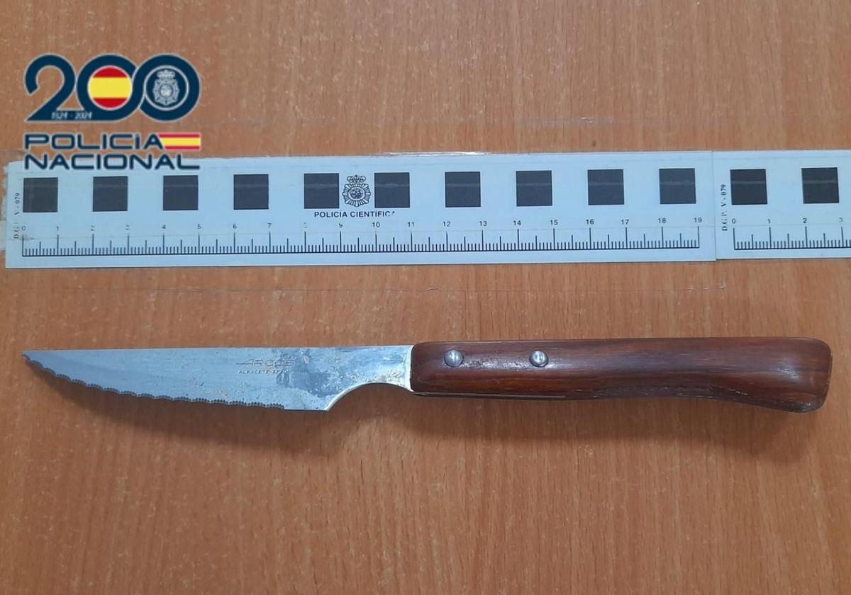 Cuchillo intervenido por la Policía tras la discusión en un piso.