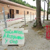 Avisos de la prohibición de pasar por las aceras ya urbanizadas del tramo inicial de la calle Canal salvo a clientes del restaurante o trabajadores de las oficinas de la CHD.