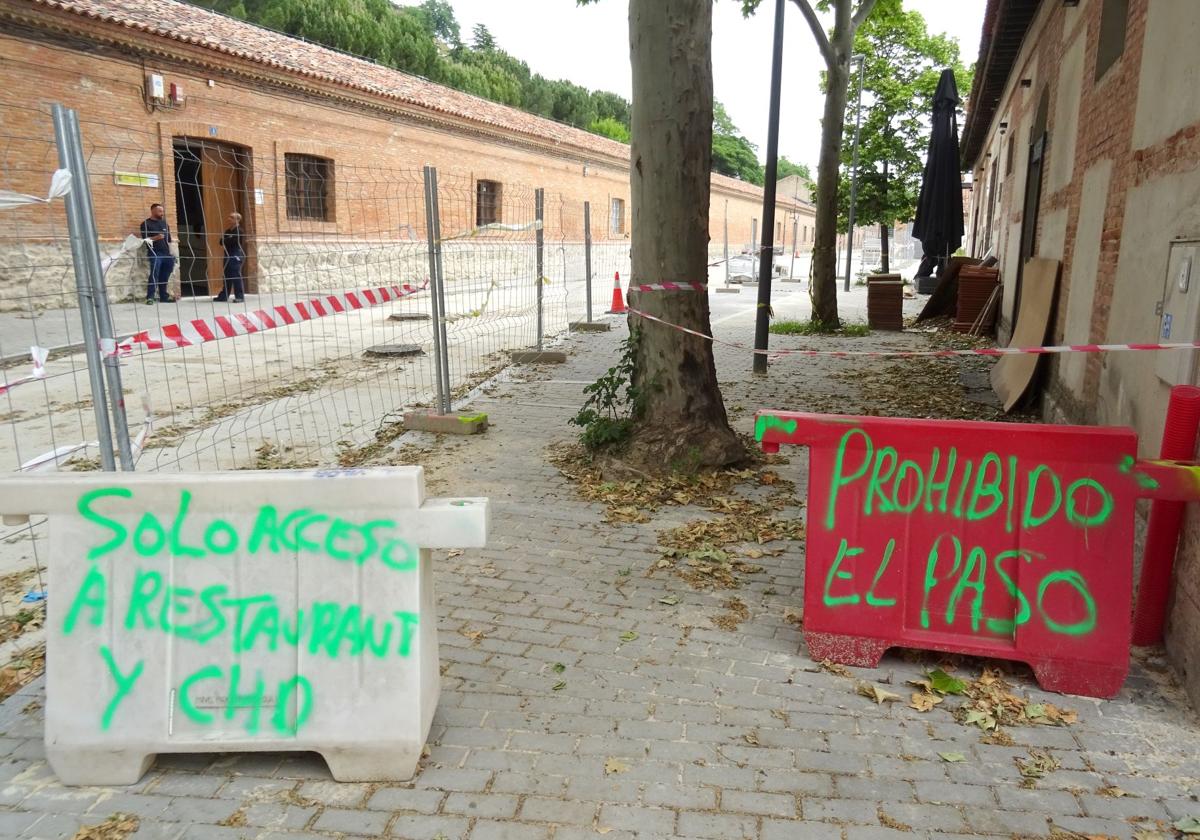 Avisos de la prohibición de pasar por las aceras ya urbanizadas del tramo inicial de la calle Canal salvo a clientes del restaurante o trabajadores de las oficinas de la CHD.