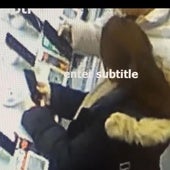 Momento captado por las cámaras de seguridad del negocio en el que las mujeres se llevan el teléfono móvil.