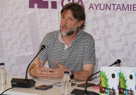 El concejal Francisco Fernández, en la presentación del Verano Cultural.