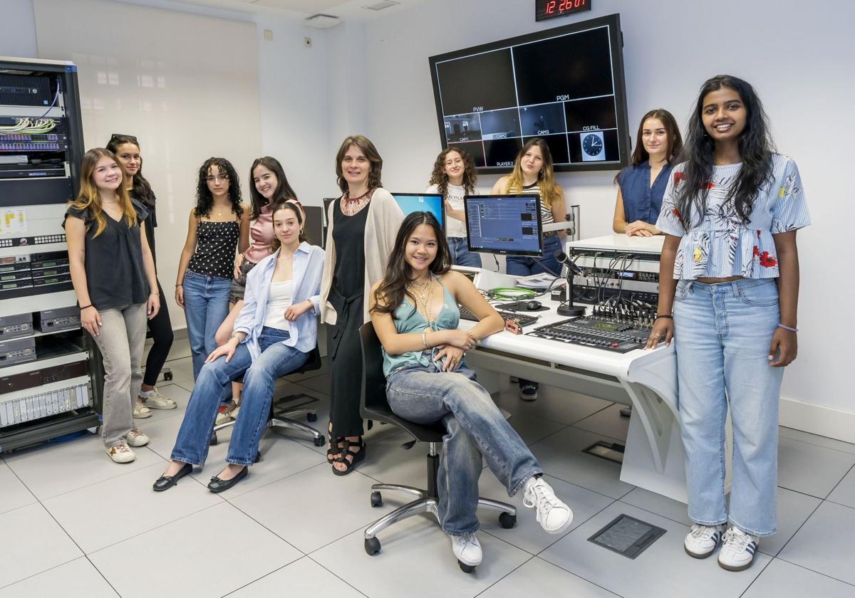 Diana Gómez con algunos de sus alumnos en el Laboratorio de Comunicación de IE University.
