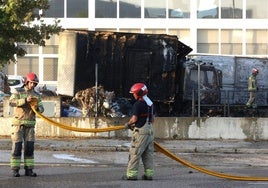 Los bomberos sofocan el incendio, que ha afectado a un camión y una furgoneta.