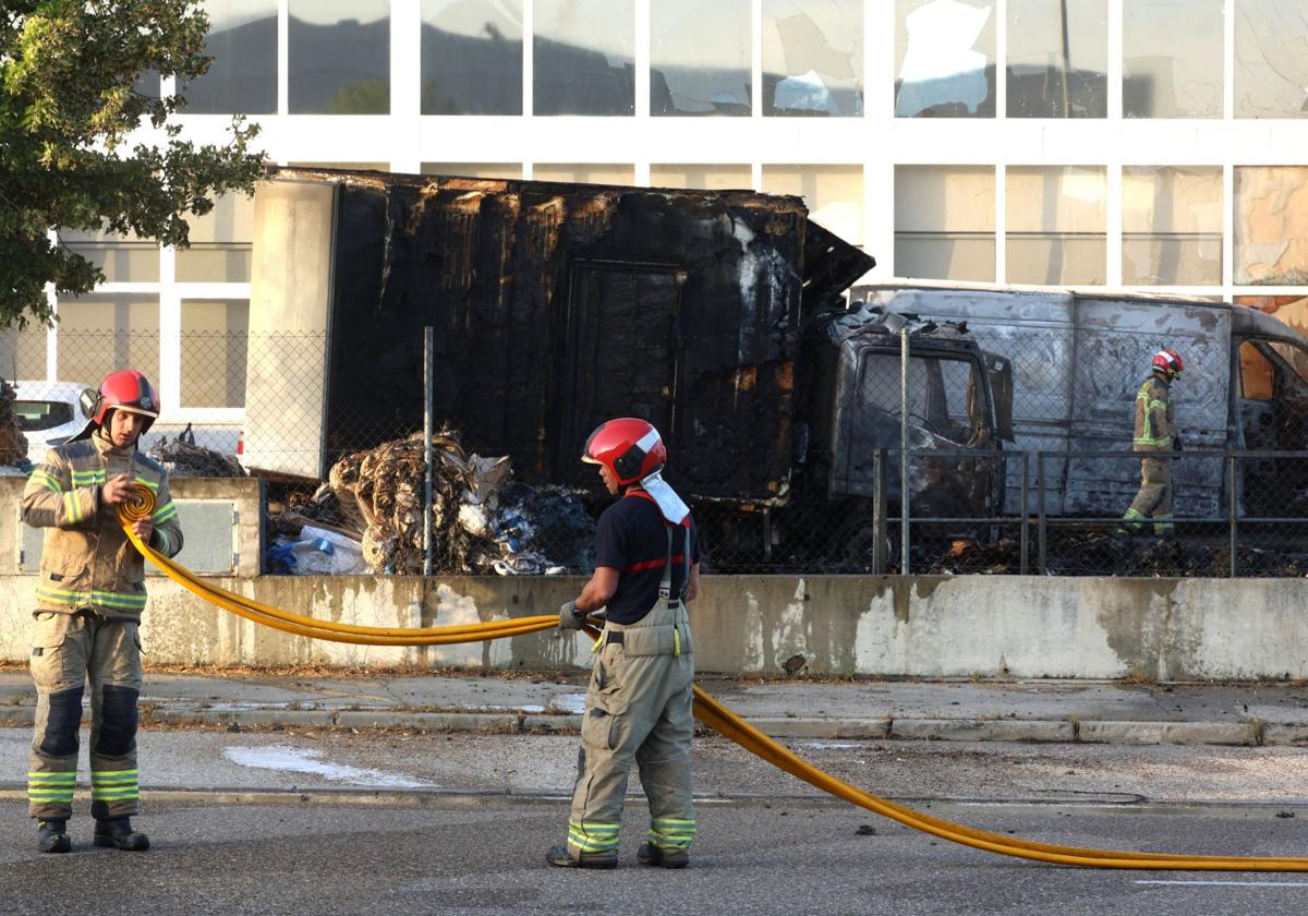Un incendio en el polígono de San Cristóbal alcanza una nave y tres vehículos