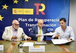 Firma del convenio para acometer las obras de modernización del Canal Macías Picavea, este miércoles.