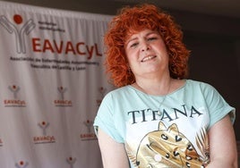 María Fernández López, diagnosticada de lupus a los 12 años, en la sede de la Asociación de Enfermedades Autoinmunes y Vasculitis de Castilla y León (EAVACyL).