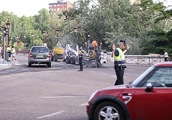Los agentes regulan la circulación en el cruce del paseo antes del Puente Mayor.