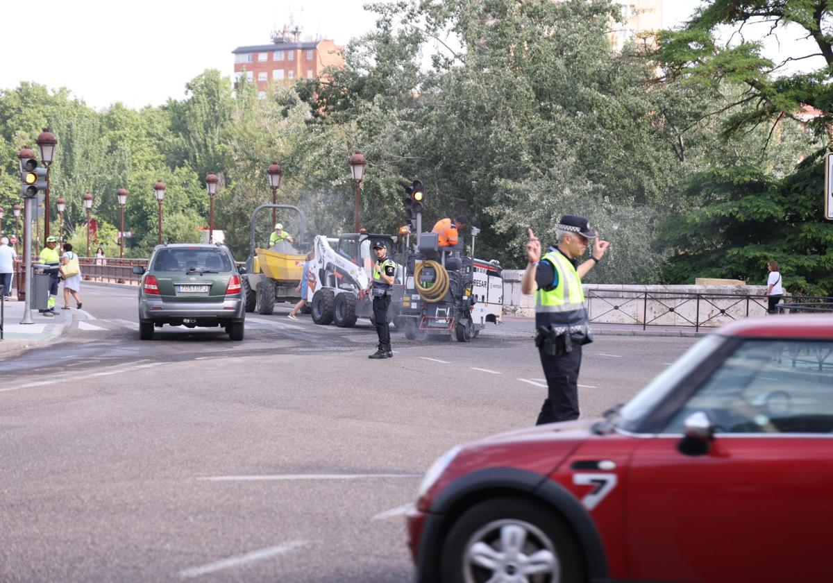 Los agentes regulan la circulación en el cruce del paseo antes del Puente Mayor.