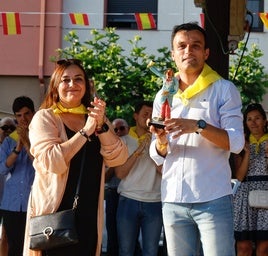 El pregonero de las fiestas de San Juanillo, Fernando Román, con la alcaldesa.