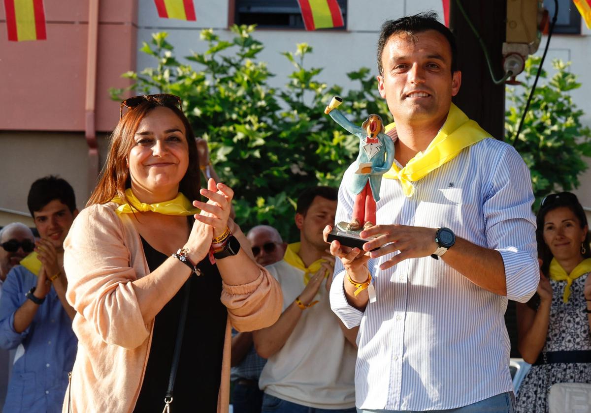 El pregonero de las fiestas de San Juanillo, Fernando Román, con la alcaldesa.