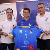 Tao posa con su nueva camiseta, escoltado por Mario Arranz y Pisonero.