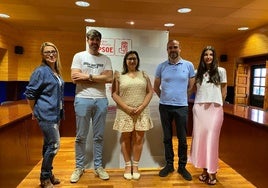 Sara Galván, en el centro, con la nueva dirección municipal del PSOE de Rioseco