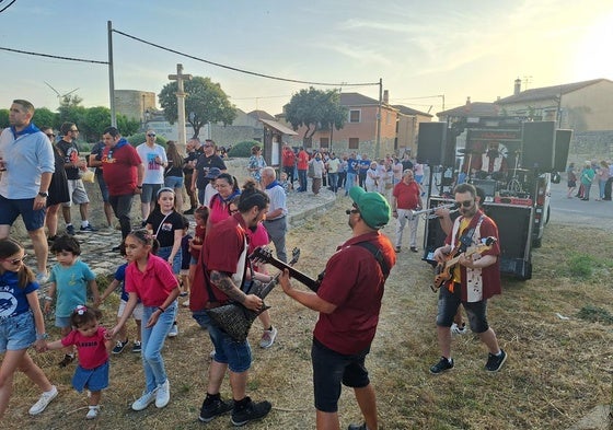 Numerosos vecinos participaron en el recorrido de peñas con la Electrocharanga Lokomotores