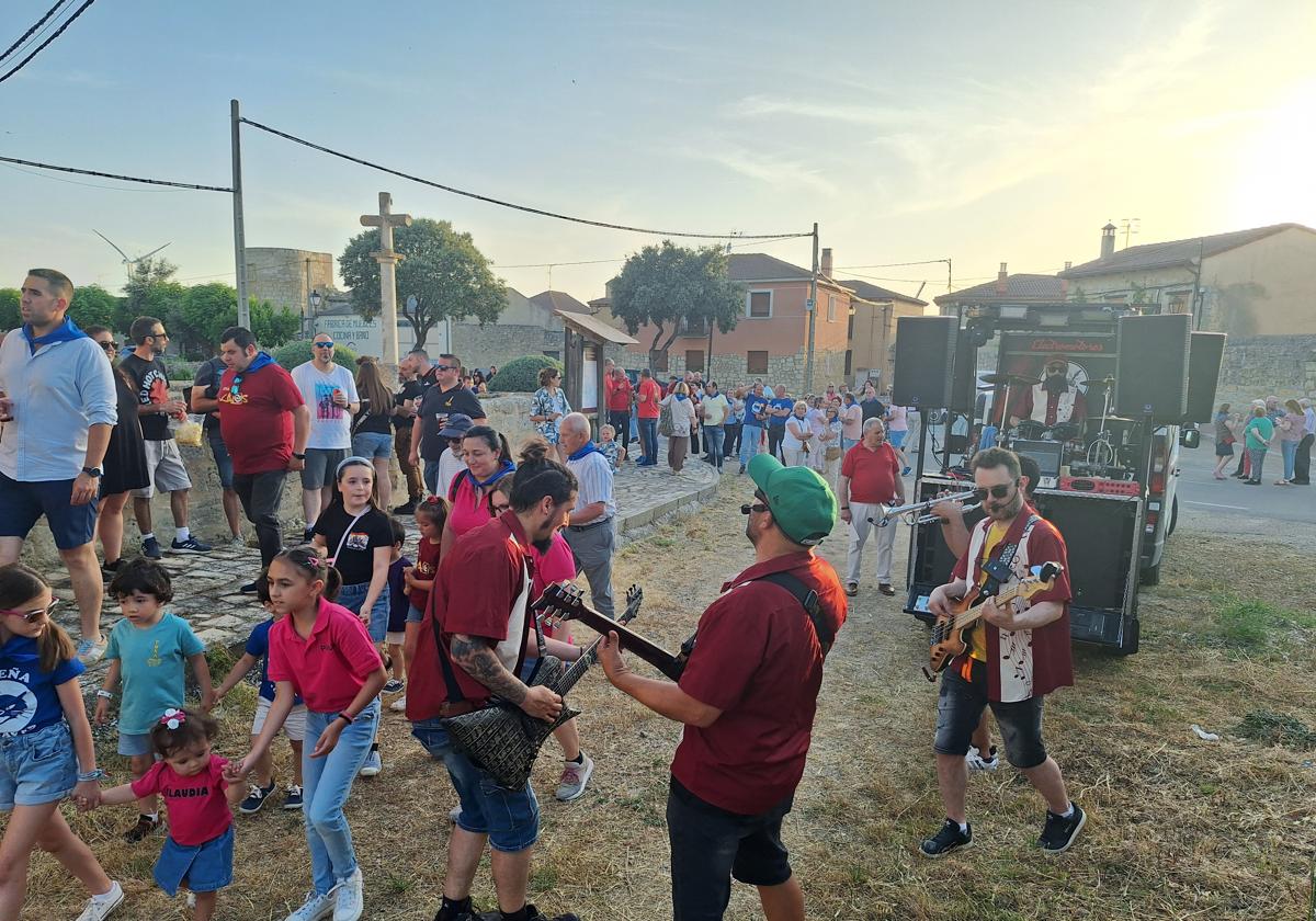 Numerosos vecinos participaron en el recorrido de peñas con la Electrocharanga Lokomotores