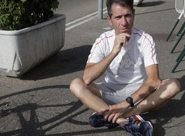 Juan Carlos Domínguez, el miércoles a la sombra de una bicicleta en la Flecha.