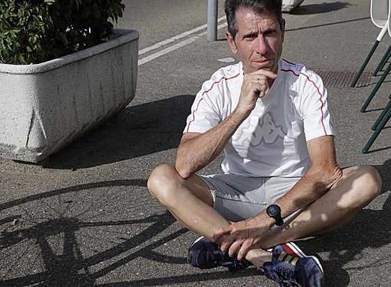 Juan Carlos Domínguez, el miércoles a la sombra de una bicicleta en la Flecha.