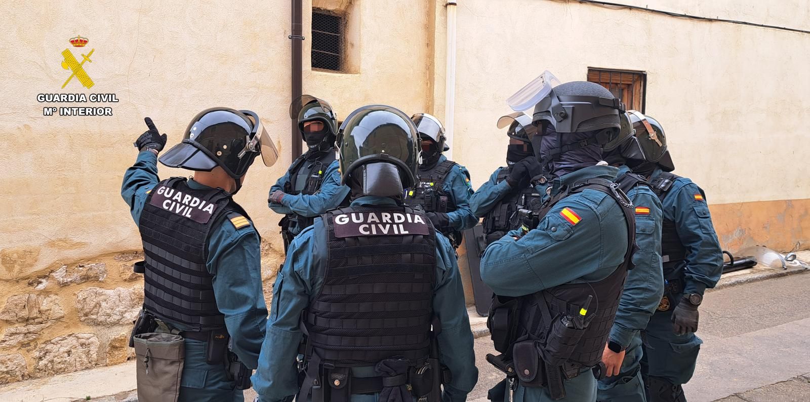 La Guardia Civil, durante el operativo en Astudillo.
