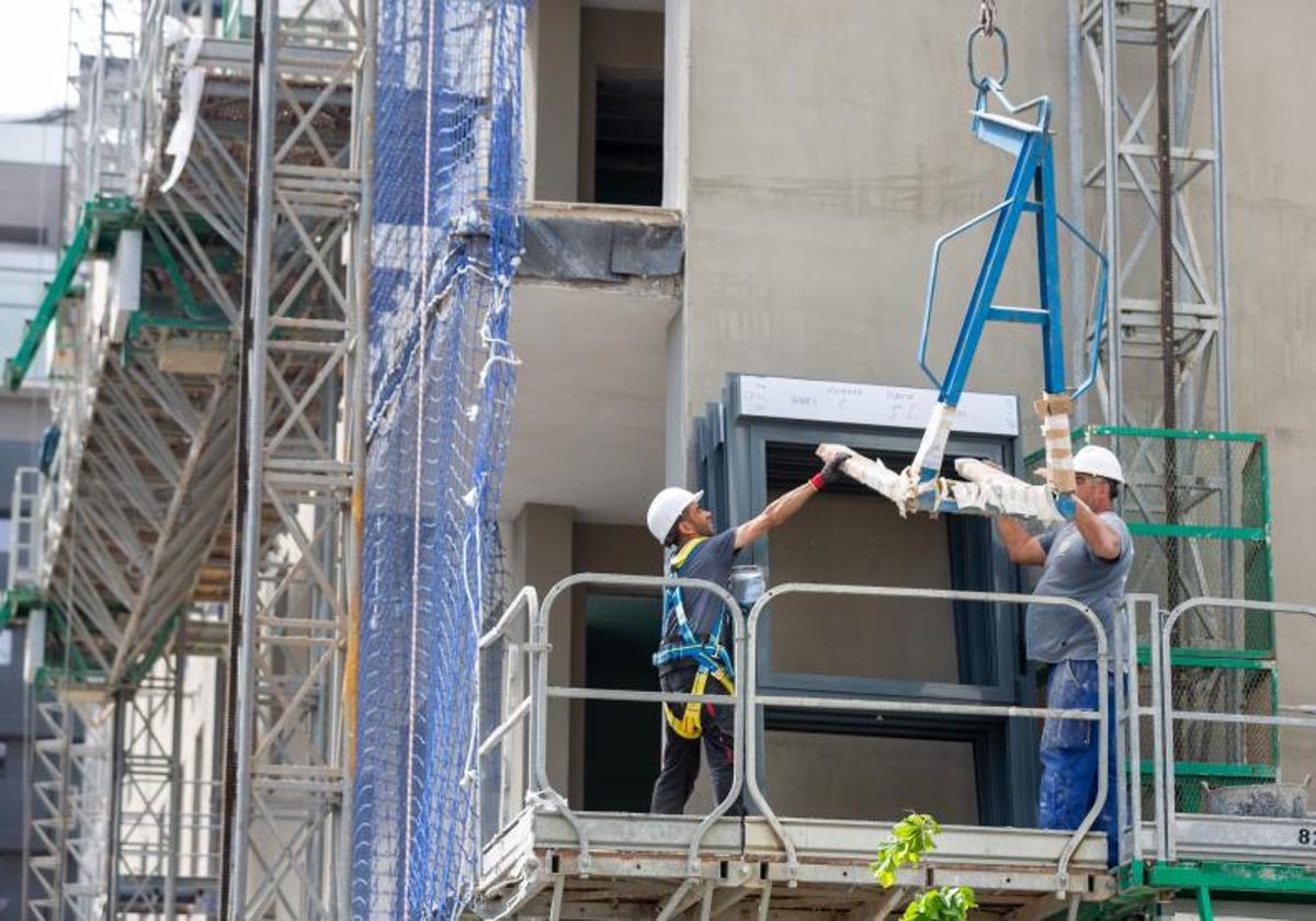 Obreros trabajan en la construcción de un edificio en Valladolid.