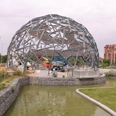 El aspecto actual de la geoda de la plaza Javier León de la Riva en la Ciudad de la Comunicación.