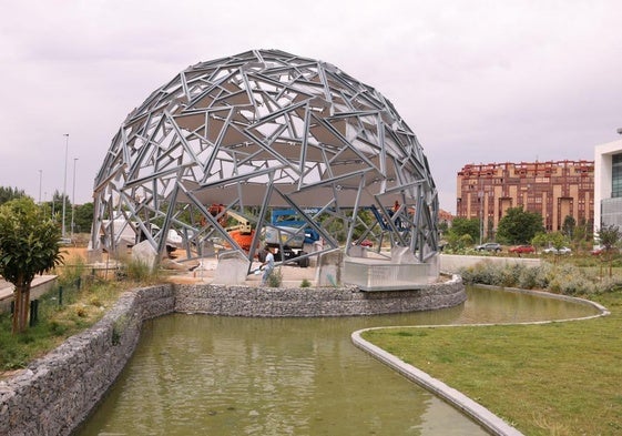 El aspecto actual de la geoda de la plaza Javier León de la Riva en la Ciudad de la Comunicación.