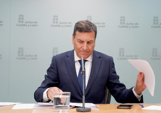 El consejero de Economía y Hacienda y portavoz, Carlos Fernández Carriedo, comparece en rueda de prensa posterior al Consejo de Gobierno.