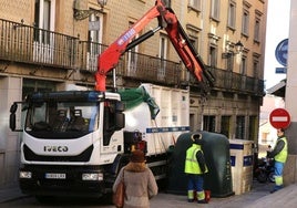 Recogida de residuos en el centro de Segovia.