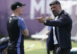 Mazziotti charla con Torchu, segundo de Álvaro Rubio, durante un entrenamiento.