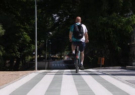 Usuarios del nuevo carril bici: «Se nota que quien proyecta esto no va en bicicleta por la ciudad»