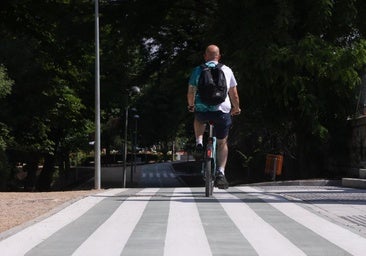 16 pasos de peatones en un kilómetro de carril bici: «Se nota que quien proyecta esto no va en bicicleta»
