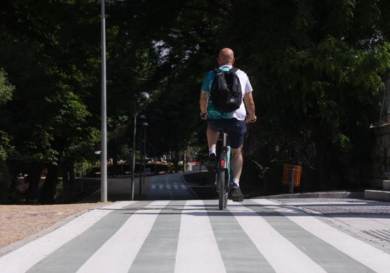 Usuarios del nuevo carril bici: «Se nota que quien proyecta esto no va en bicicleta por la ciudad»