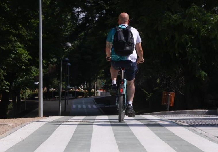 Usuarios del nuevo carril bici: «Se nota que quien proyecta esto no va en bicicleta por la ciudad»
