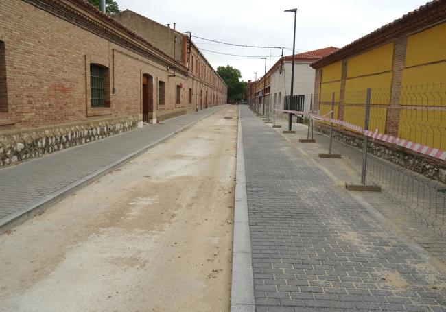 Tramo urbanizado de la calle Canal, que continúa cortado, a falta del asfaltado de la calzada.