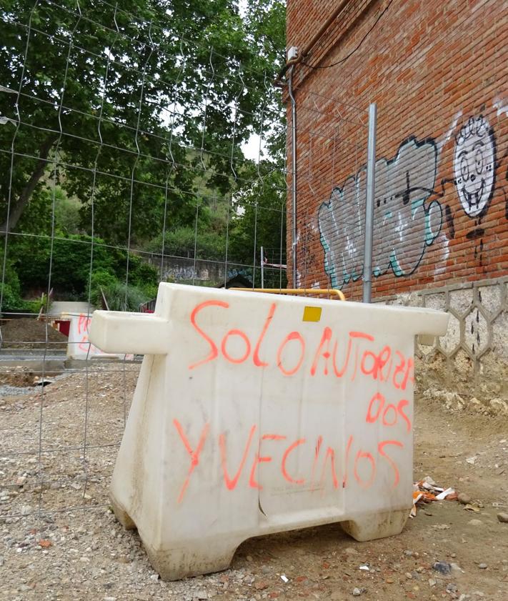 Imagen secundaria 2 - Distintos modelos para advertir de la prohibición de pasar a pie por la calle Canal. Arriba, las vallas y avisos en el acceso desde la avenida de Gijón.