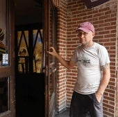 David García 'Pesca', en la puerta del 'Jimmy Jazz', el discobar que cierra tras tres décadas de actividad.