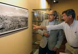 José Manuel Riosalido (izquierda) y Rafael Cantalejo observan una panorámica de Segovia tomada desde La Piedad en 1953.