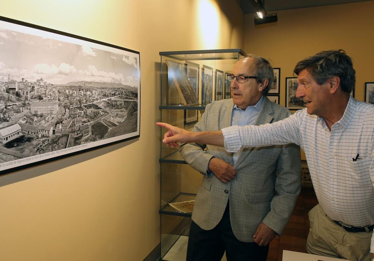 José Manuel Riosalido (izquierda) y Rafael Cantalejo observan una panorámica de Segovia tomada desde La Piedad en 1953.