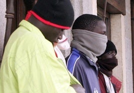 Unos ciudadanos africanos en un soportal de una céntrica calle de Segovia.