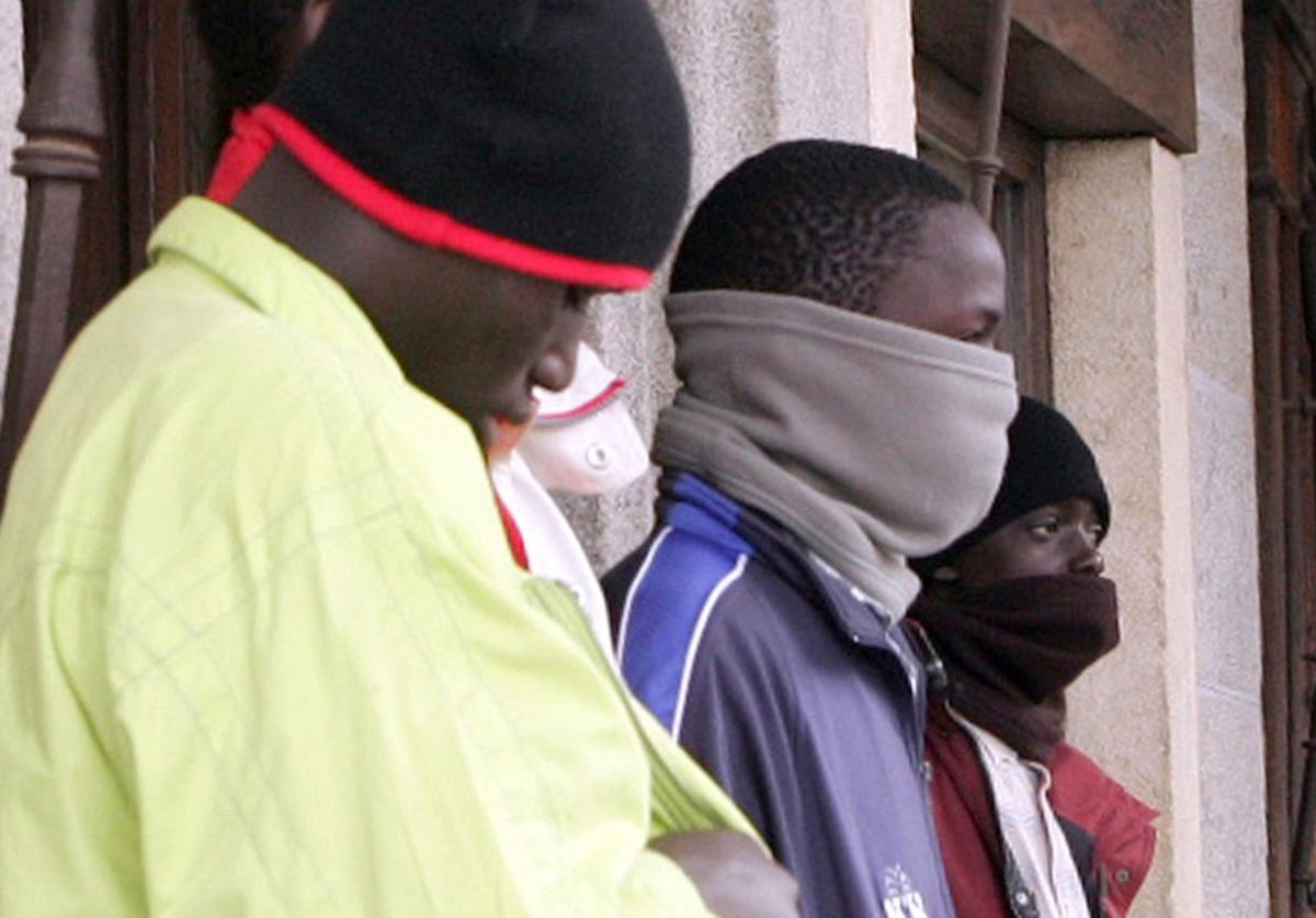 Unos ciudadanos africanos en un soportal de una céntrica calle de Segovia.