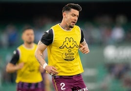 Luis Pérez, durante un calentamiento con el Real Valladolid.