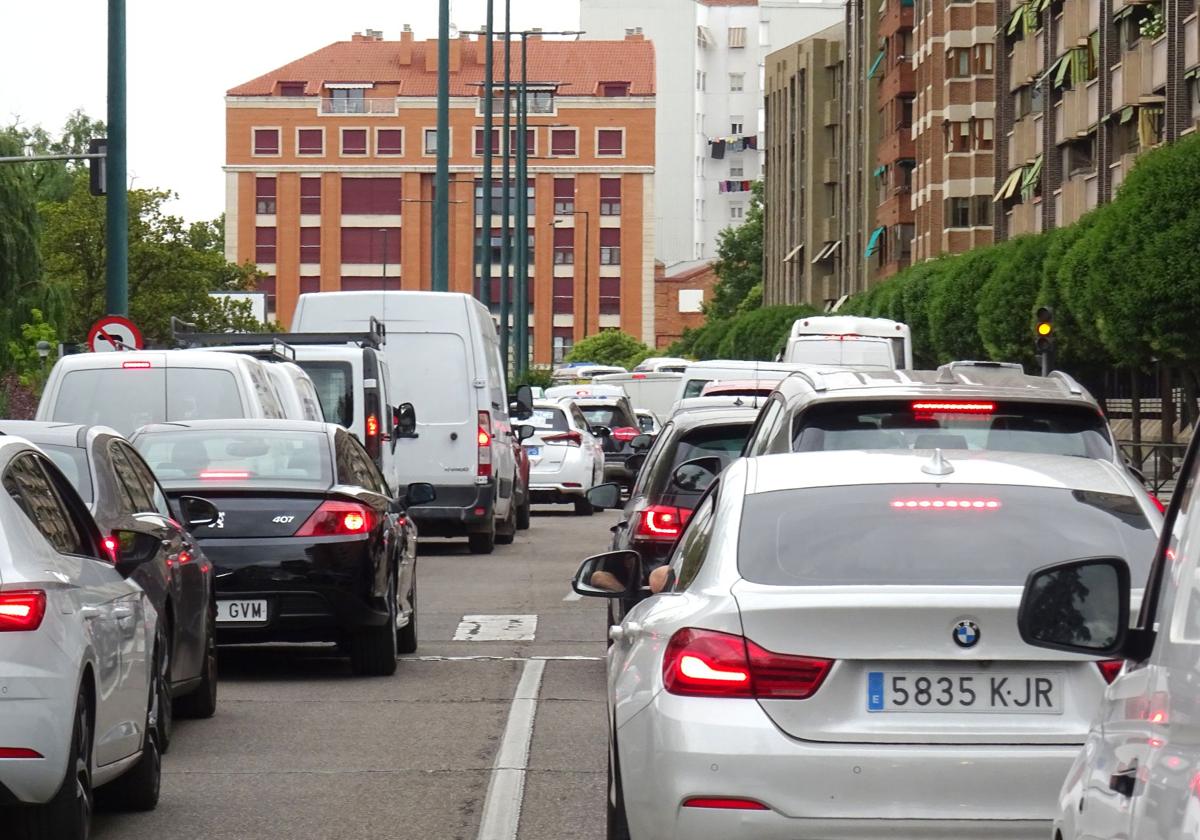 Retenciones en el paseo de Isabel la Católica hacia el Puente Mayor.