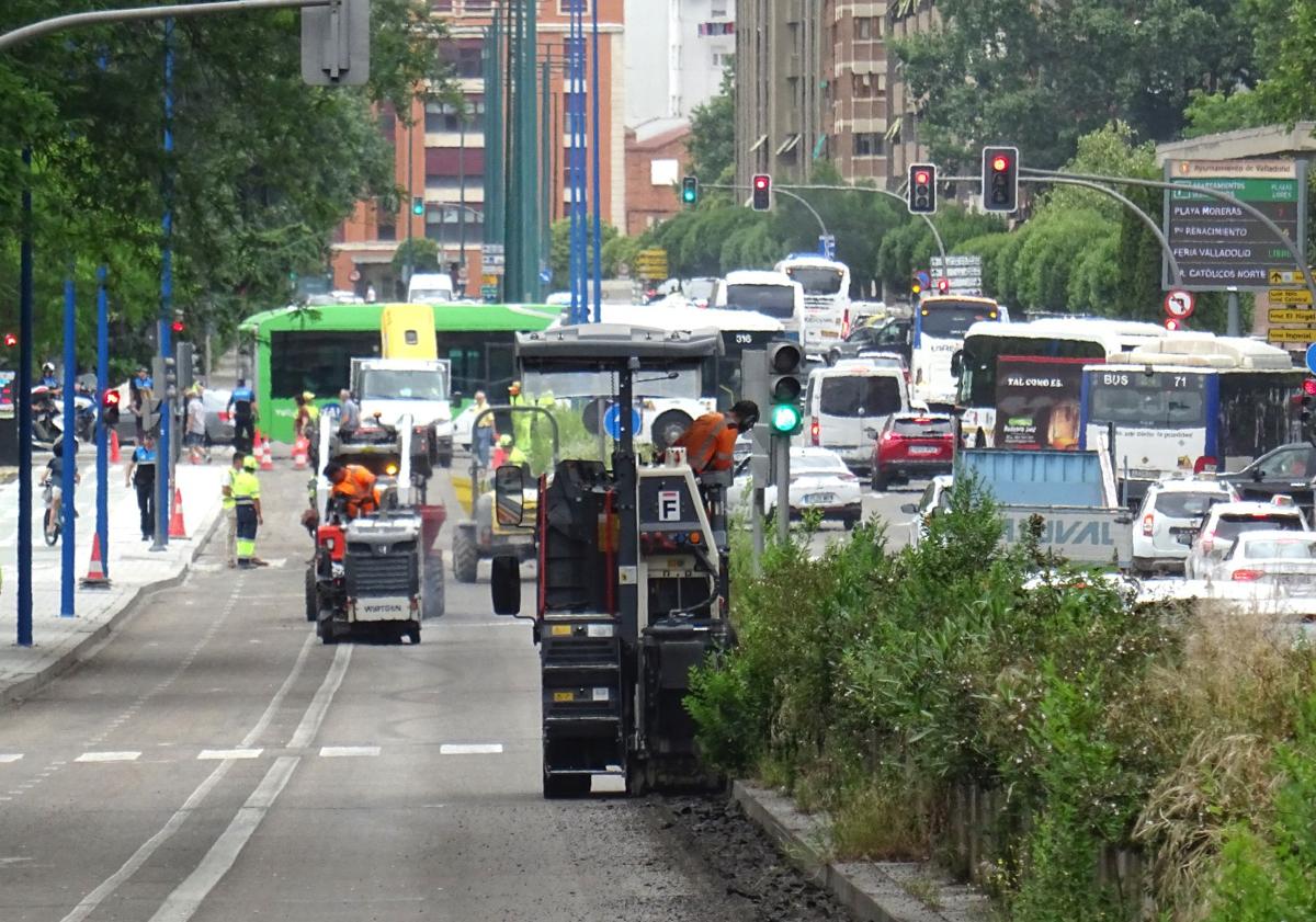 Imagen principal - Arriba, trabajos de fresado en el tramo cortado del paseo de Isabel la Católica entre Poniente y el puente de Isabel la Católica. Debajo, carril cortados en este último puente y en el cruce con el paseo y las calles Doctrinos y San Ildefonso.